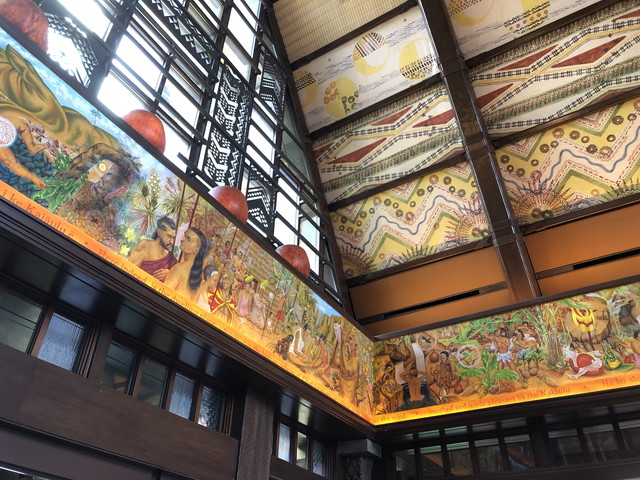 エントランスの壁にはポリネシアンの生活?が描かれています