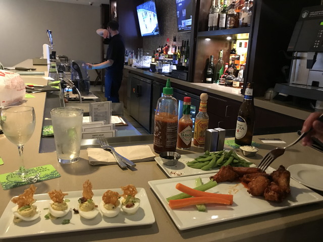 1階バーでディナー