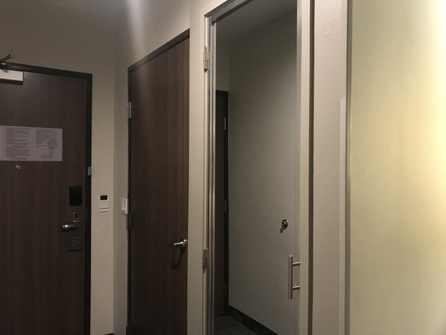 左から入り口ドア、バスルームドア、クローゼットドア