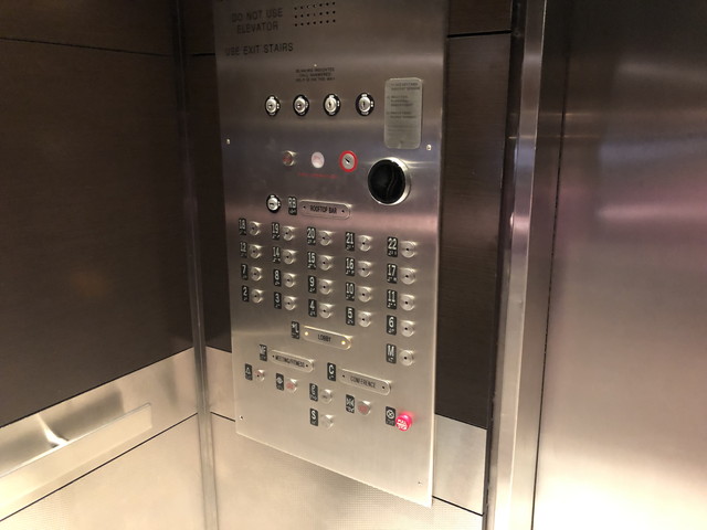 エレベーターボタン