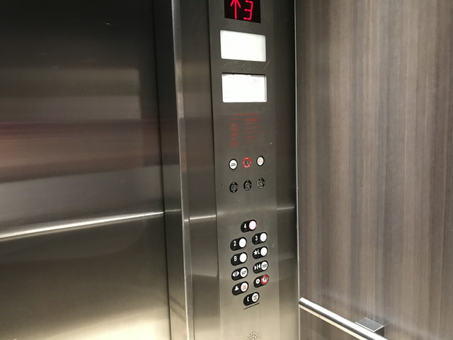 エレベーターボタン