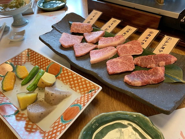 替鉢は特選飛騨牛五種食べ比べです。A5等級の飛騨牛のイチボ、ミスジ、カルビ、カタバラ、シンタマの部位を堪能しました。