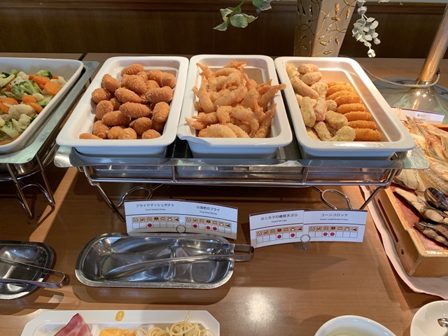 フライドマッシュポテト、小海老のフライ、カニカマの磯部天ぷら、コーンコロッケのコーナーです。