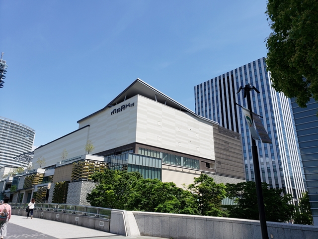 横浜美術館の向かい側には商業施設マークイズみなとみらいもあります