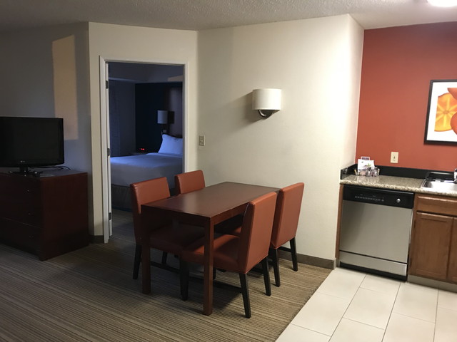 リビングから寝室1方向