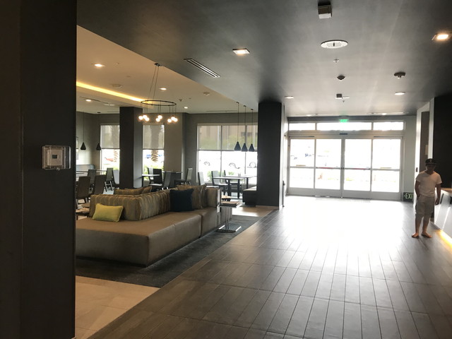 ロビー奥から入り口方向