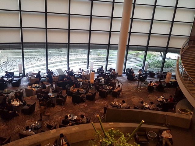 玄関、ロビー_ロビー_3_2階からの眺め