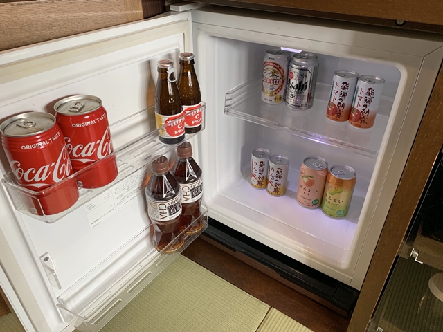 冷蔵庫開けた状態です。あらかじめドリンクが入っています。チェックアウト時に精算です。