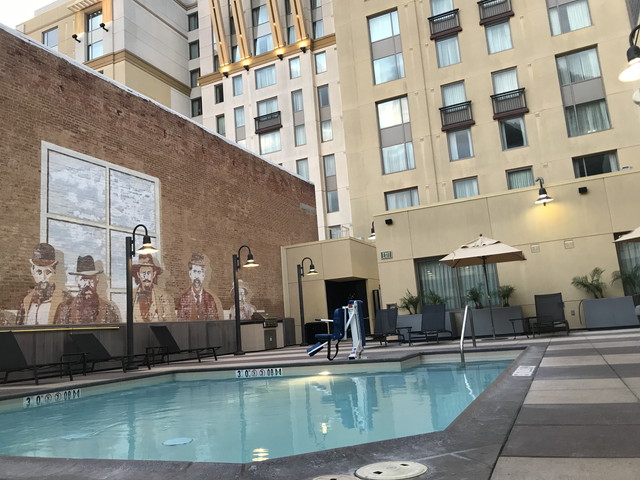 おしゃれなプール壁と客室