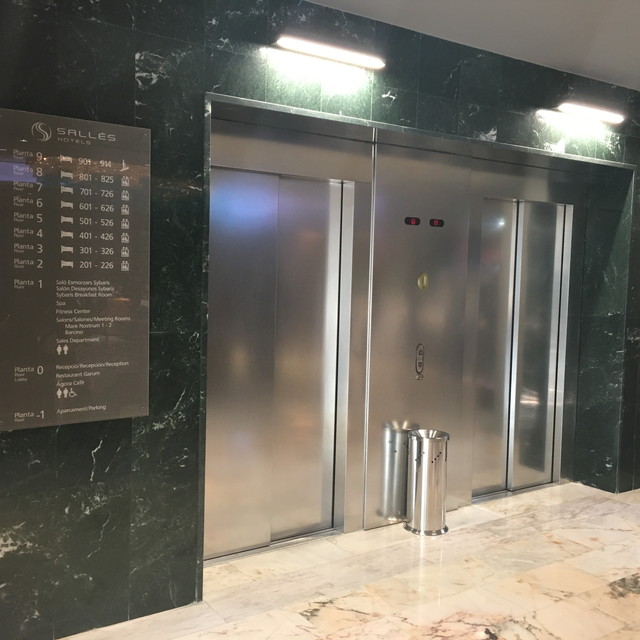 エントランス エレベーター