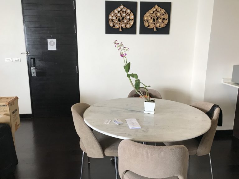 テーブルとイス