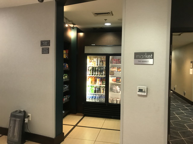 フロント横のマーケット