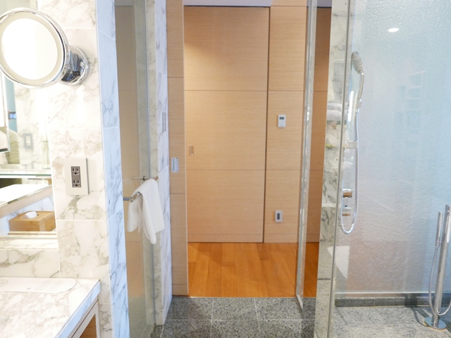 バスルーム内から入口1