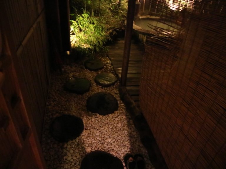 貸切露天風呂に続く道