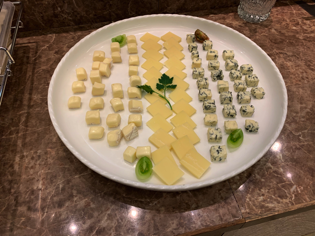 夕食ブッフェ。チーズはフルムダンベール、ブリー、コンテがありました。 copy