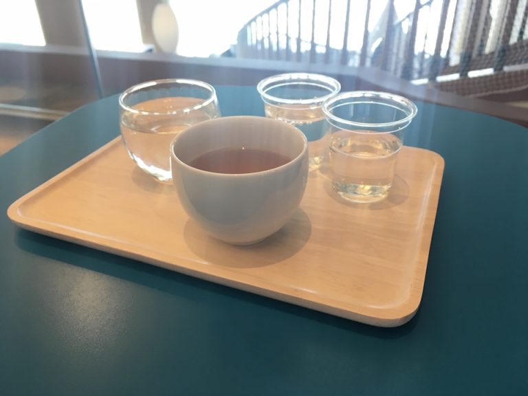 ウェルカムドリンク、あたたかいほうじ茶と梅ドリンク