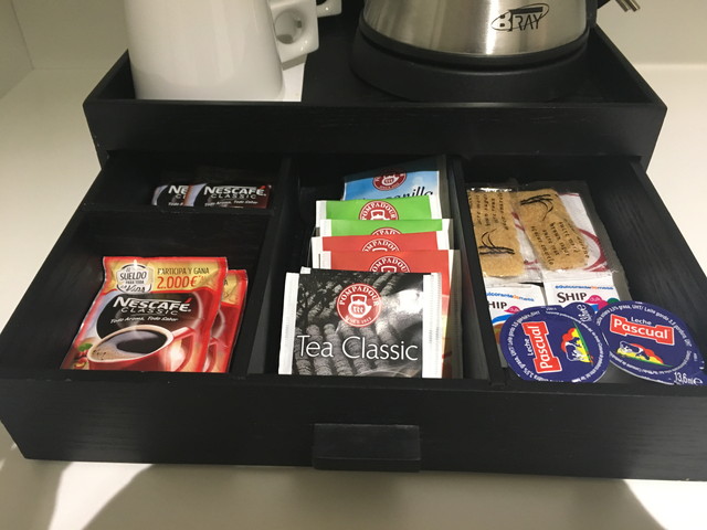 客室 クローゼット横 無料飲み物(1)