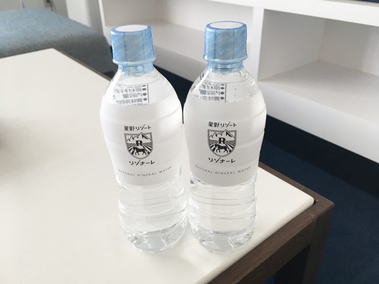 冷蔵庫内、サービスのお水