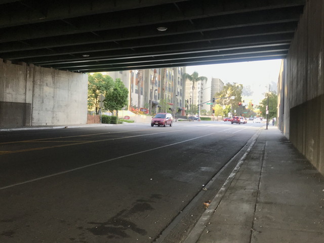 ハイウエイ下をくぐるとすぐそこにホテル。ハイウエイ下は浮浪者もいないし綺麗です