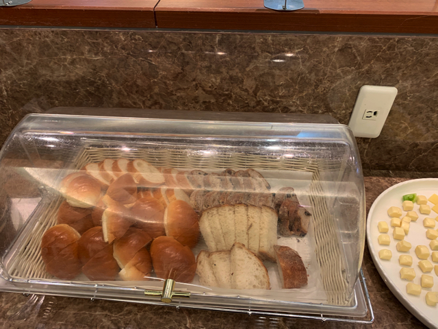 夕食ブッフェ。パンはバケット、カンパーニュ、バターロール、くるみレーズンがありました。 copy