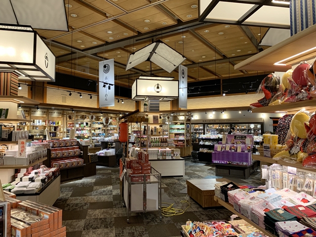 ショップ「飛騨物産館」の内観です。 (1)
