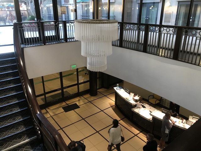 この階段を上ると2階がプール