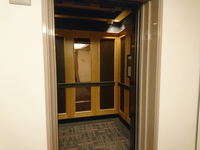 エレベーター内観開けた状態