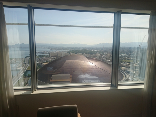 窓が大きくすごく明るい部屋でした。