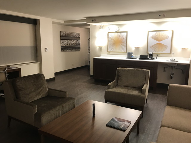 企画室屋から入り口方向