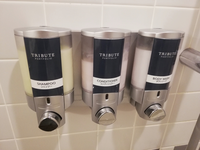 浴室内シャンプー、コンディショナー、ボディソープ
