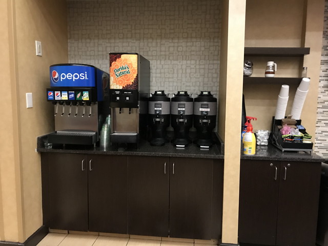 コンブリメンタリードリンクステーション