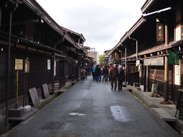 飛騨高山の古い町並み 旅館から徒歩10分もかからないところにあります copy