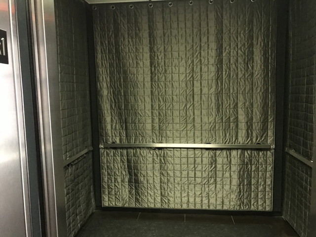 エレベーター内(1)