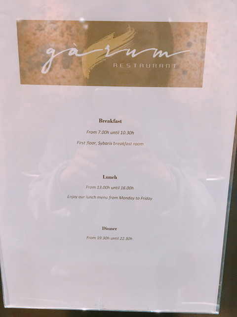 エレベーター内(1)