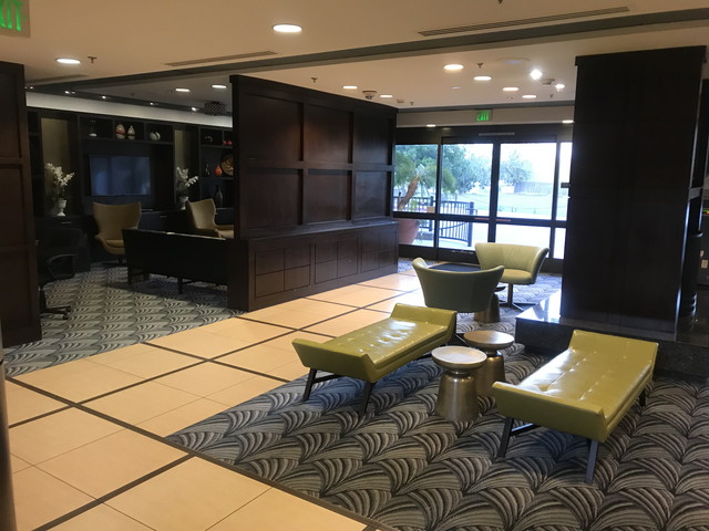 フロントロービー