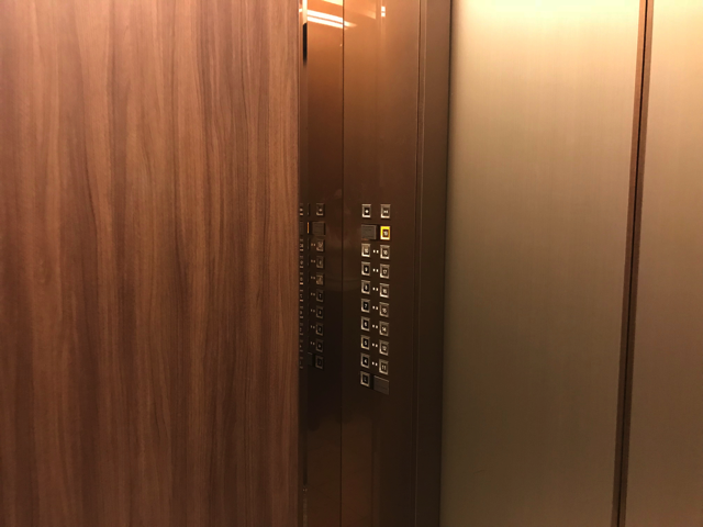 エレベーター内