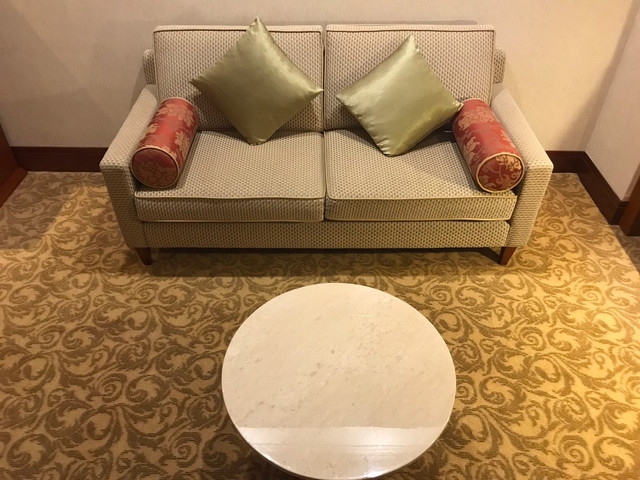 ソファーとテーブル