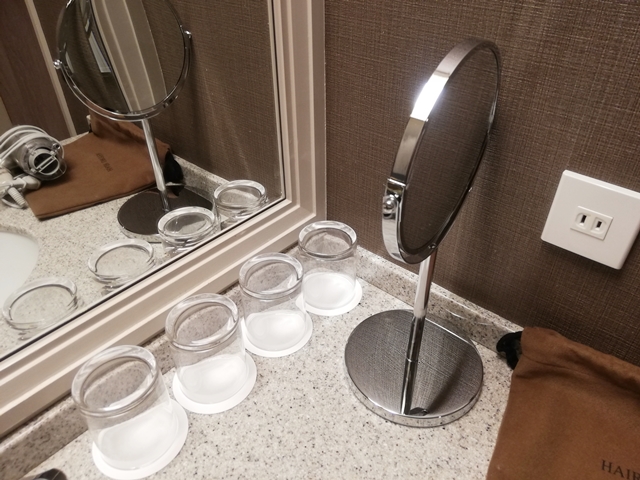 洗面台のミラー、グラス