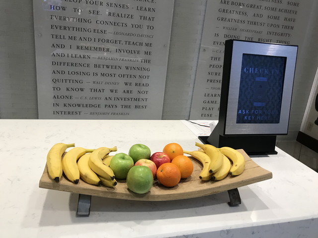 フロントカウンターに設置してあるコンプリメンタリーフルーツ