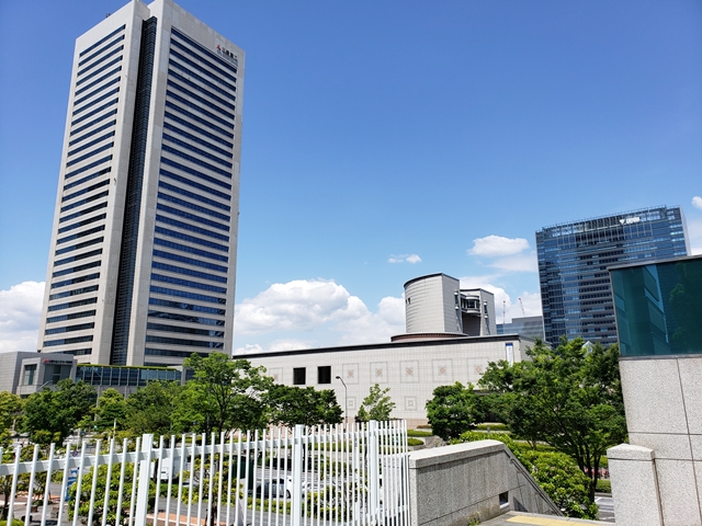 横浜美術館の周りにはオフィスビルがいくつかあります