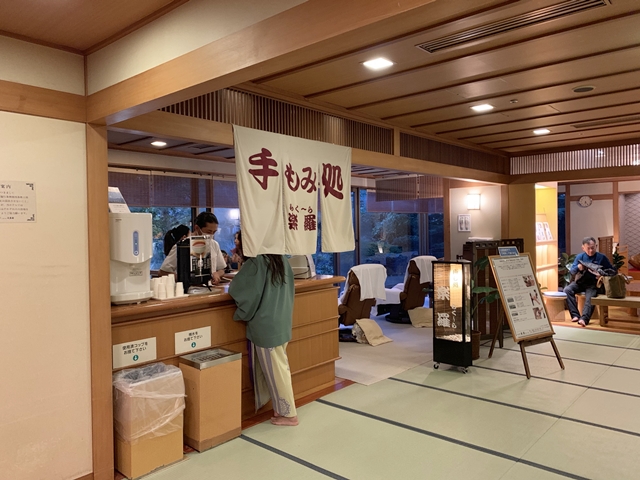 大浴場の入口にある手もみ処「楽羅」です。