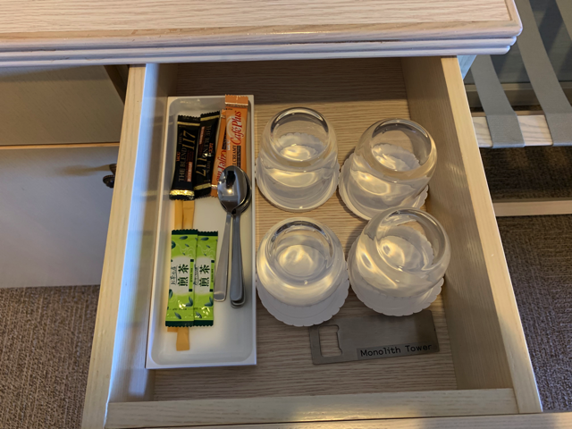 引き出しの一番上にコップとお茶、コーヒーが入っていました。