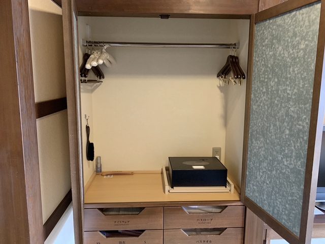 クロゼット外観の開けた状態です。