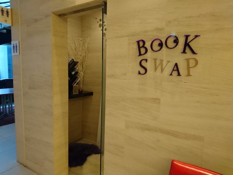 ロビーにある本のコーナー