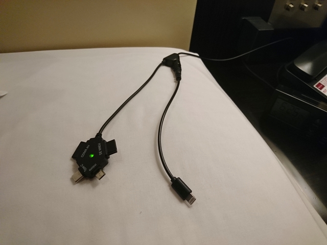 ベッドサイドの各種充電プラグ