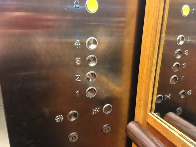 エレベーター階数ボタン