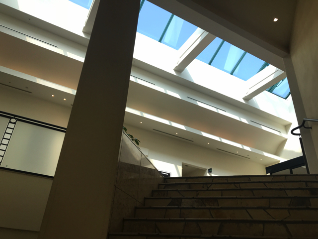 建物内観 4階から5階に繋がる階段より見上げた一枚 天井から陽の光が差し込みとても明るい copy