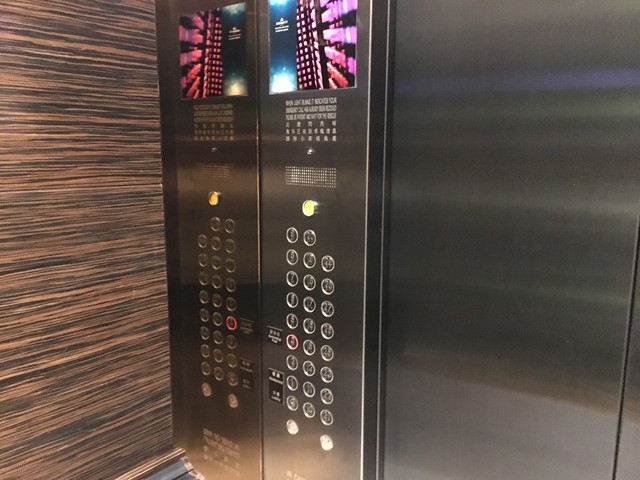 エレベーター内観、回数ボタン