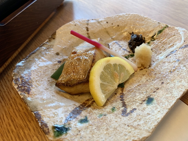 焼物は飛騨ぶりです。「飛騨ぶり」の呼称は、塩漬けにした鰤を遠く富山湾から飛騨経由でしなのに運ばれる鰤のことを称しているようです。
