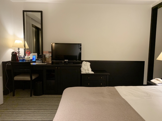 ベッド方向からTV